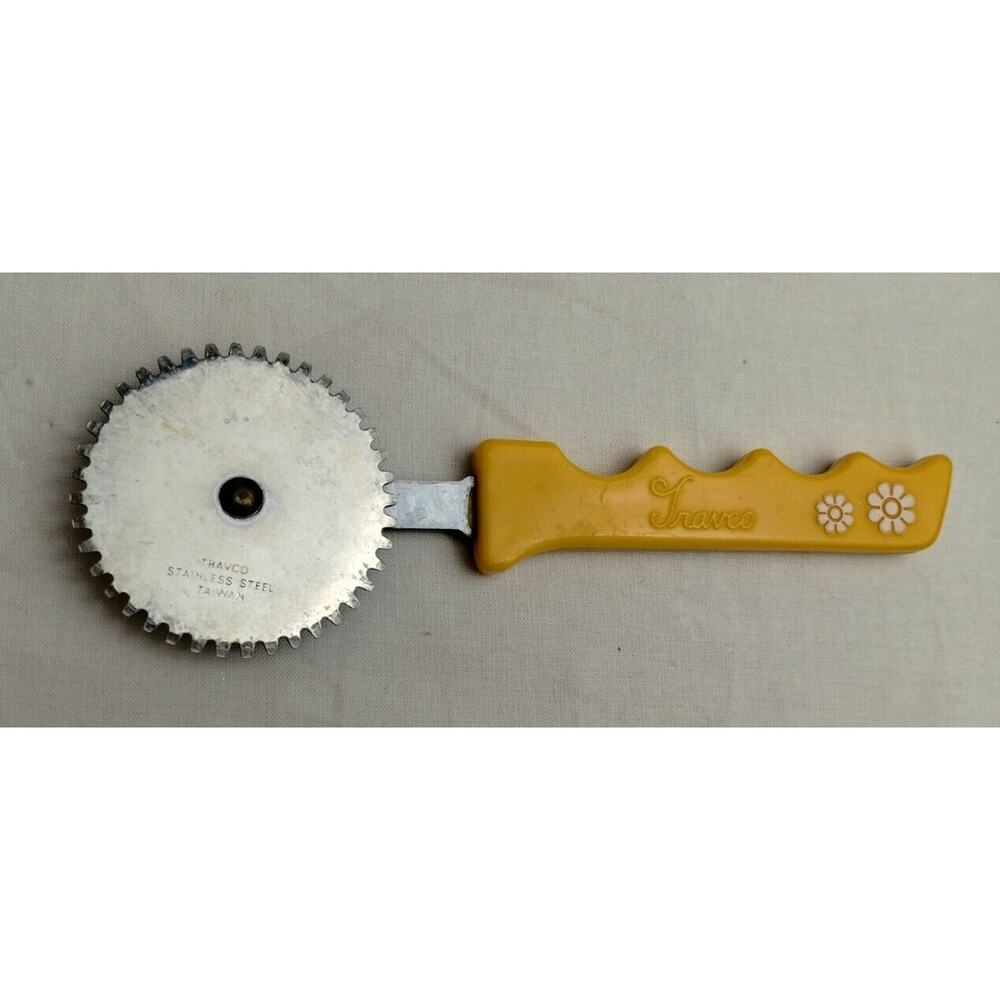 Vtg 60's Travco Hippie Daisy Flowers Yellow Kitchen Utensil Dough Pastry Cutter